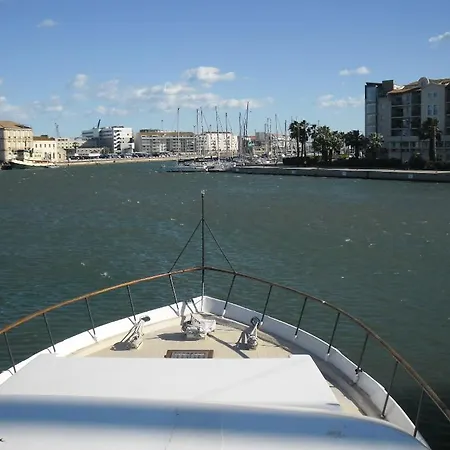 Hotel na wodzie Yacht, 23 Metres, A Quai. *