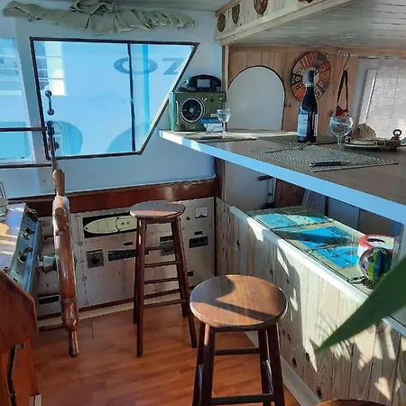 Hotel na wodzie Yacht, 23 Metres, A Quai.