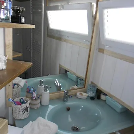 Yacht, 23 Metres, A Quai. Sète