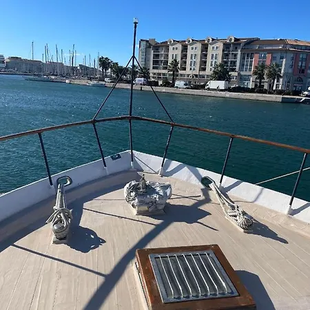 Yacht, 23 Metres, A Quai. *