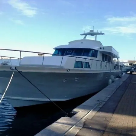 Yacht, 23 Metres, A Quai.