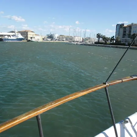 Yacht, 23 Metres, A Quai. 船屋 *