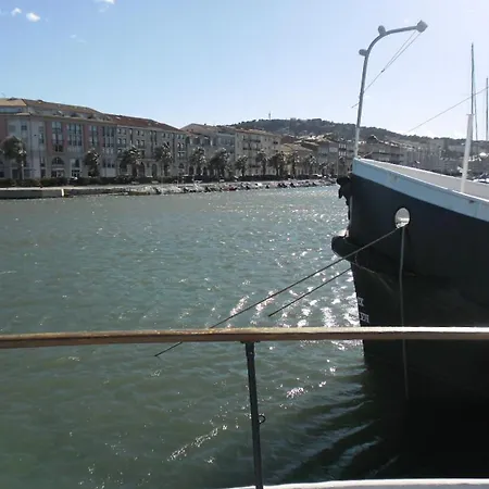 Yacht, 23 Metres, A Quai. 船屋 *