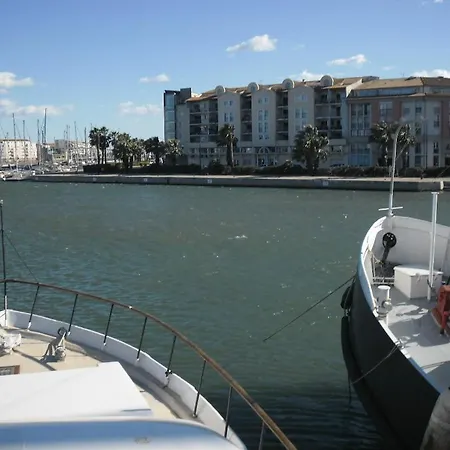 船屋 Yacht, 23 Metres, A Quai.