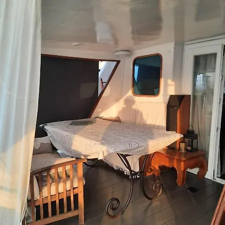 Botel Yacht, 23 Metres, A Quai.