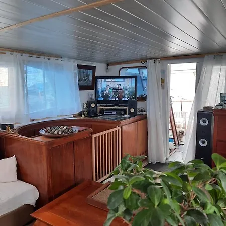 Yacht, 23 Metres, A Quai. Sète