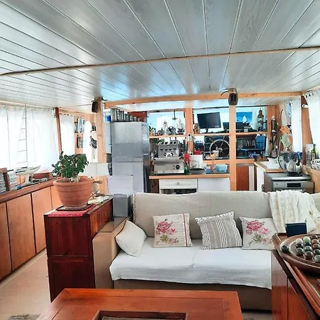 Botel Yacht, 23 Metres, A Quai. *