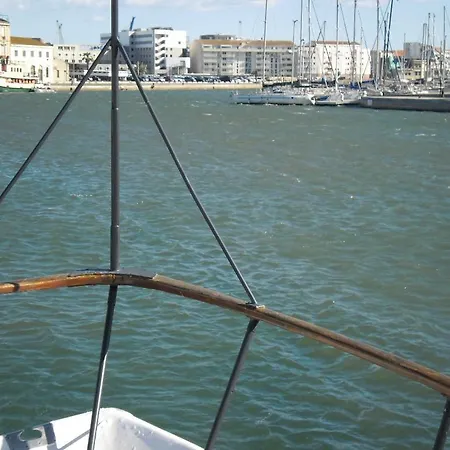 Yacht, 23 Metres, A Quai. * 塞特港