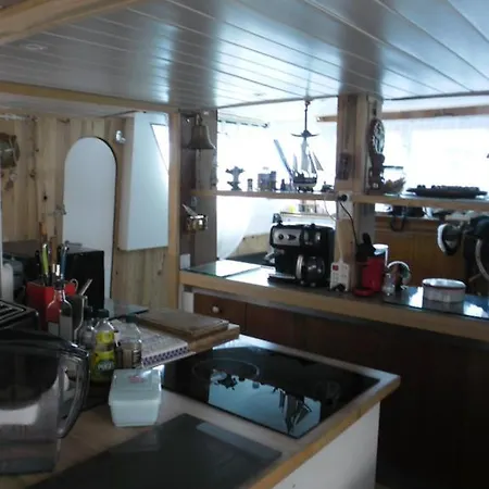 Yacht, 23 Metres, A Quai. Botel