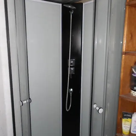 Yacht, 23 Metres, A Quai. *