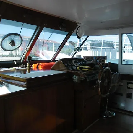 Botel Yacht, 23 Metres, A Quai.