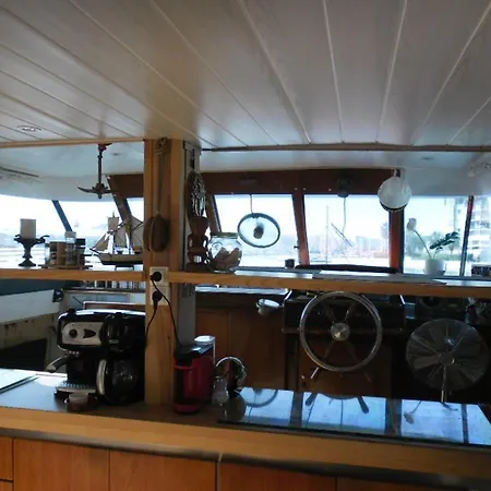 Yacht, 23 Metres, A Quai. Botel