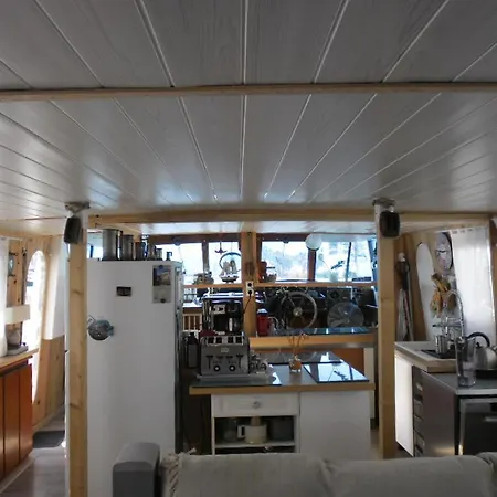 Yacht, 23 Metres, A Quai. Båthotell *