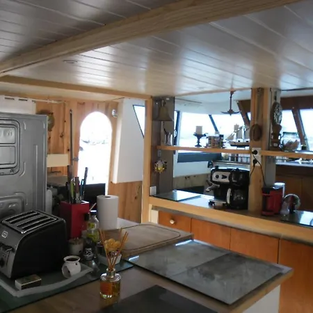 Yacht, 23 Metres, A Quai. * Sete