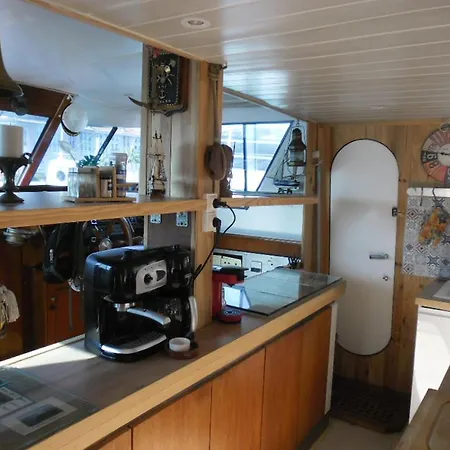 Yacht, 23 Metres, A Quai. Botel *