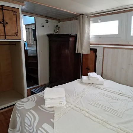 Botel Yacht, 23 Metres, A Quai. *