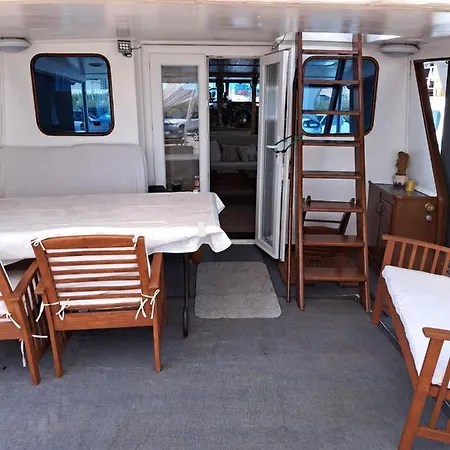 Yacht, 23 Metres, A Quai. Sète