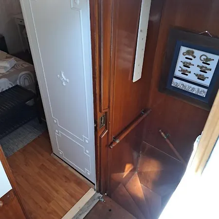 Yacht, 23 Metres, A Quai. Botel Sete