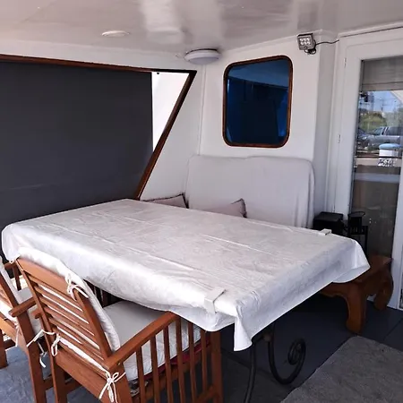 Yacht, 23 Metres, A Quai.