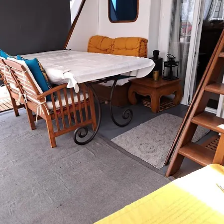 Yacht, 23 Metres, A Quai. *