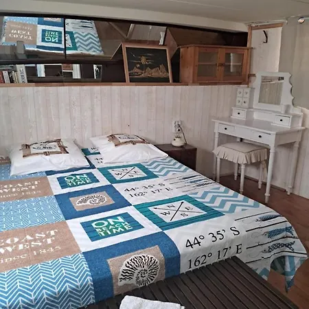 Yacht, 23 Metres, A Quai. 船屋 *