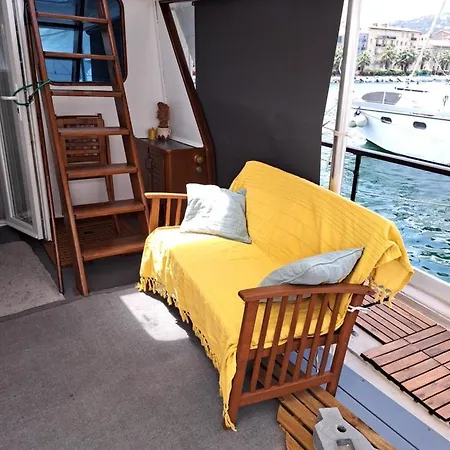 Yacht, 23 Metres, A Quai. Botel Sete