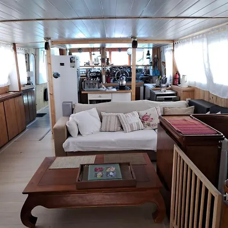 Yacht, 23 Metres, A Quai. Botel *