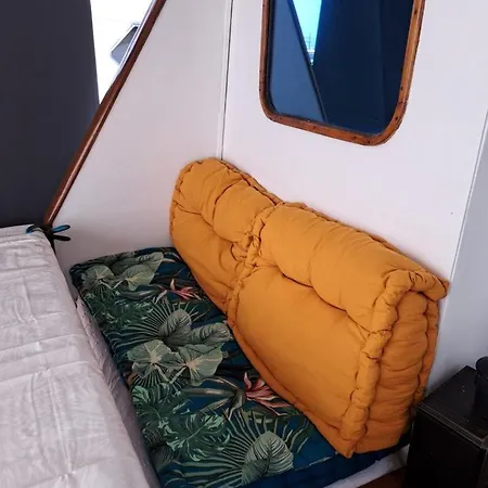 Yacht, 23 Metres, A Quai. * Sète
