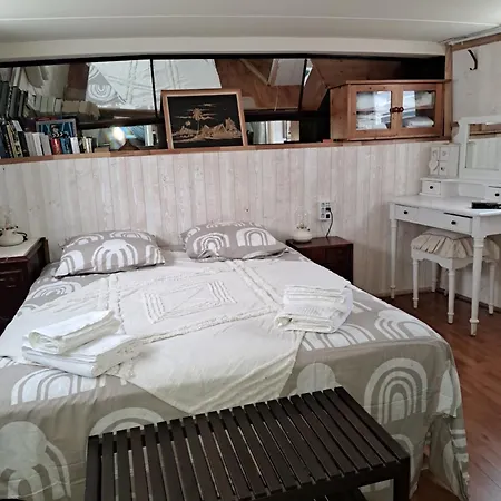 Yacht, 23 Metres, A Quai. Båthotell *