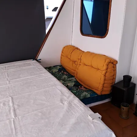 Yacht, 23 Metres, A Quai. *