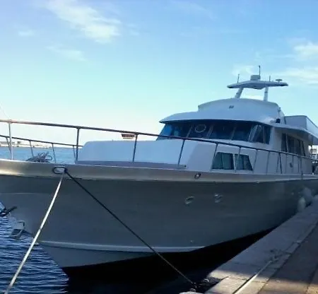 Yacht, 23 Metres, A Quai. * Sète