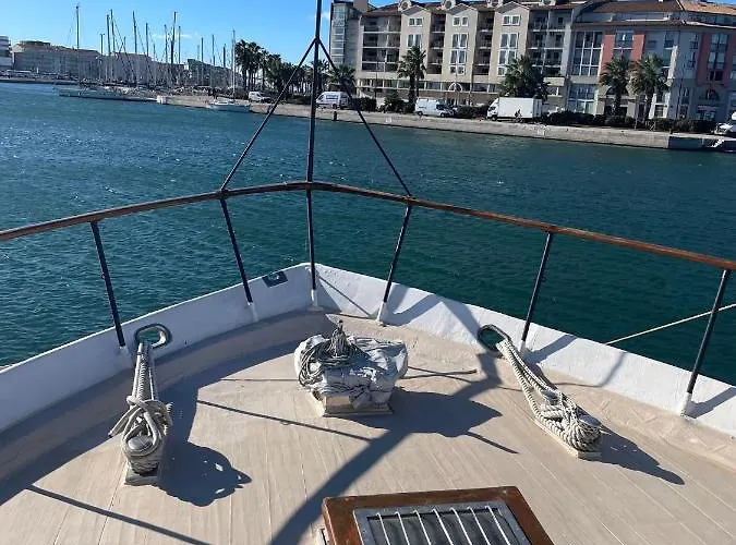 Yacht, 23 Metres, A Quai. *