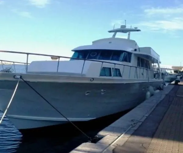 Yacht, 23 Metres, A Quai.