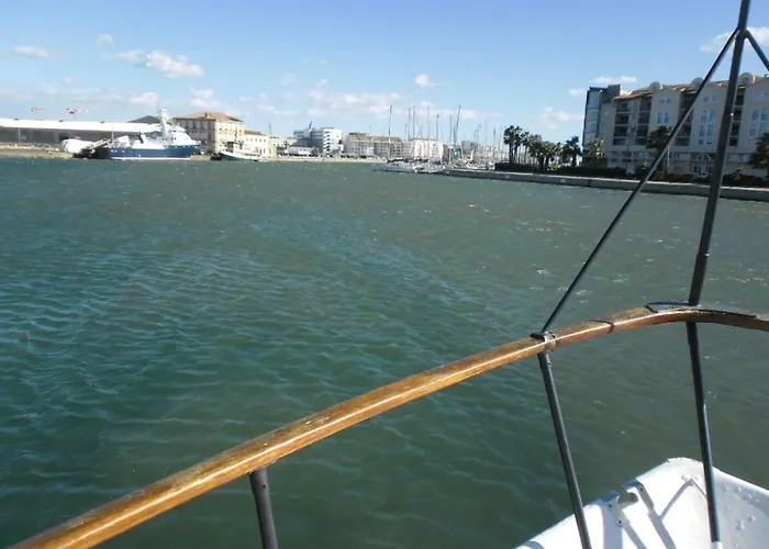 Yacht, 23 Metres, A Quai. Bateau-hôtel *