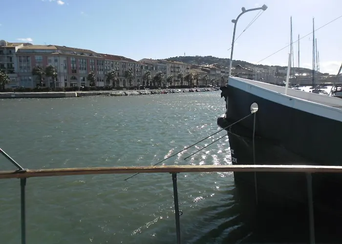 Yacht, 23 Metres, A Quai. Bateau-hôtel *