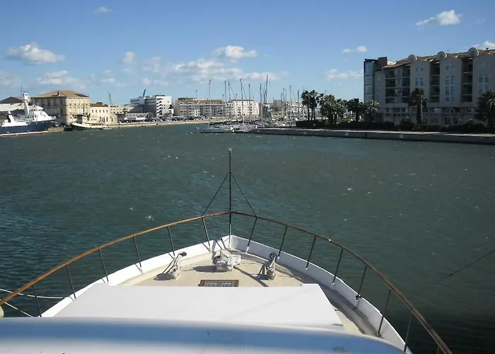 Bateau-hôtel Yacht, 23 Metres, A Quai. *