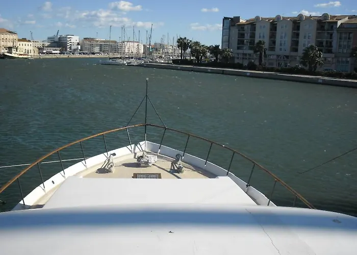 Yacht, 23 Metres, A Quai. Sète