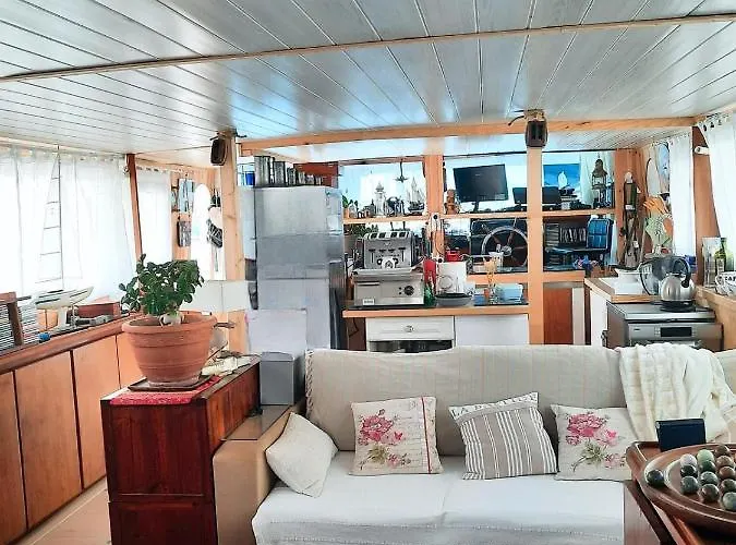Bateau-hôtel Yacht, 23 Metres, A Quai. *