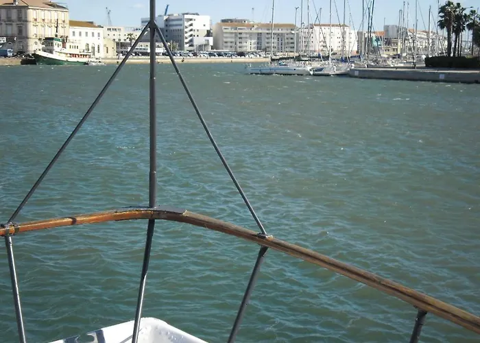 Yacht, 23 Metres, A Quai. * Sète