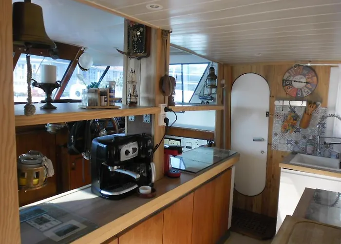Yacht, 23 Metres, A Quai. Bateau-hôtel *
