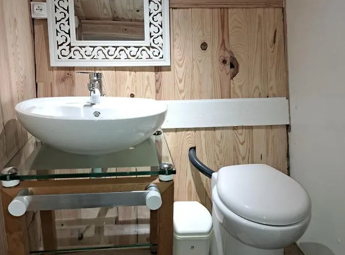 Yacht, 23 Metres, A Quai. *