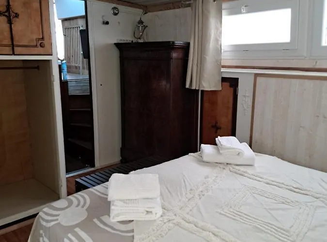Bateau-hôtel Yacht, 23 Metres, A Quai. *