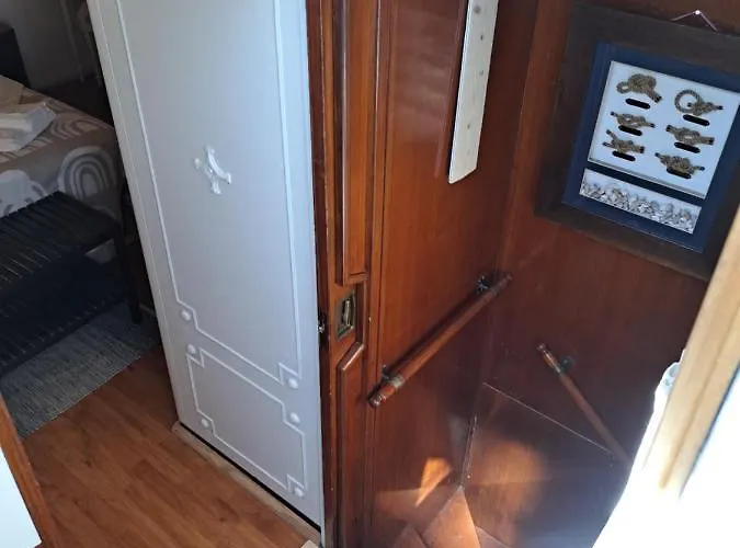 Yacht, 23 Metres, A Quai. Bateau-hôtel Sète