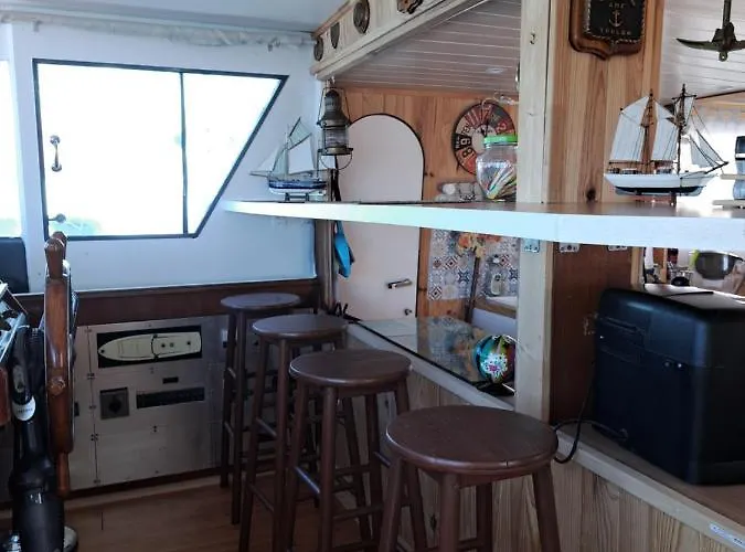 Yacht, 23 Metres, A Quai. * Sète