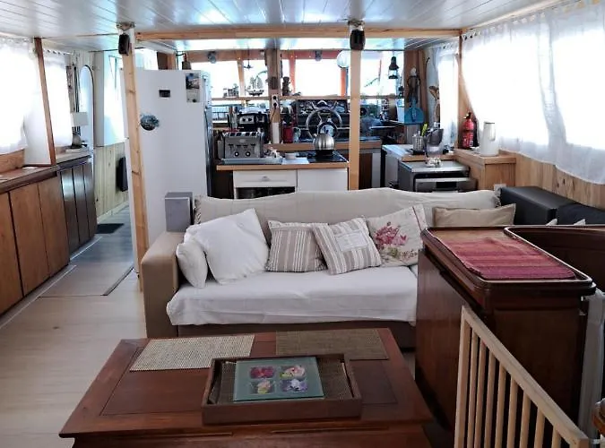 Yacht, 23 Metres, A Quai. * Sète