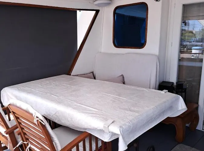 Yacht, 23 Metres, A Quai.